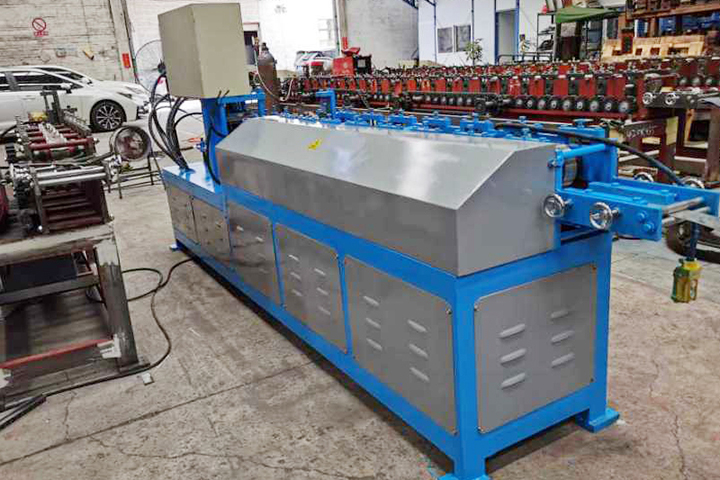 路灯U型配件冷弯机装(zhuāng)配完成效果图