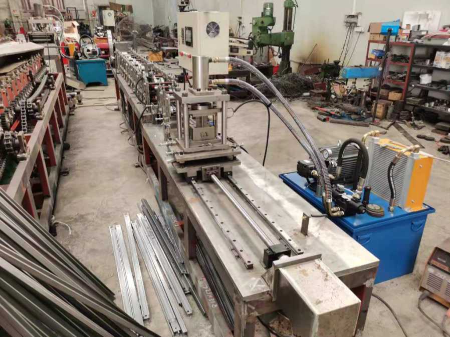 C型钢追剪冷弯机正在组装(zhuāng)