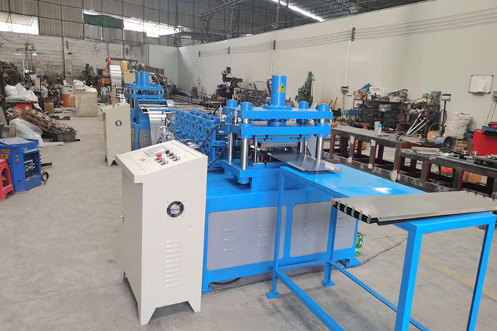 超市货架背板冷弯机组装(zhuāng)完成