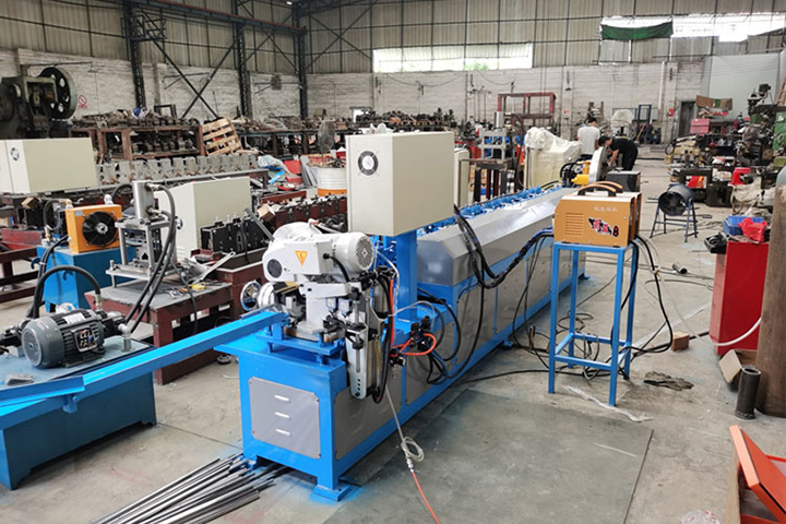 小(xiǎo)方管冷弯成型机切断