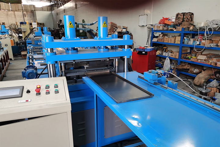 货架层板生产(chǎn)设备最终生产(chǎn)出来的成品